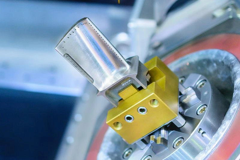 تطبيقات حفر الثقوب العميقة CNC وEDM