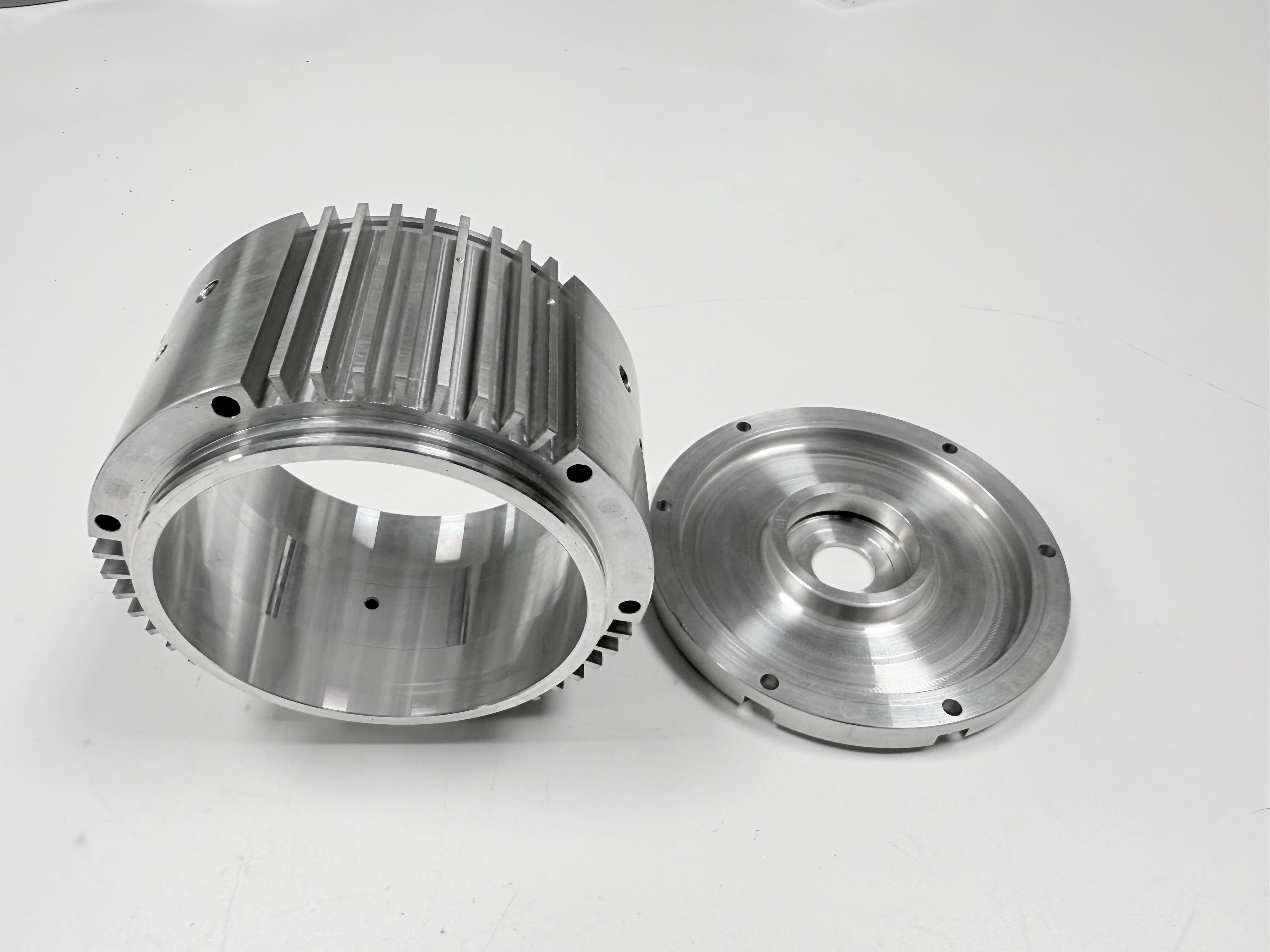 Machined 316L cylindrical component with a selected coating band and protected threads